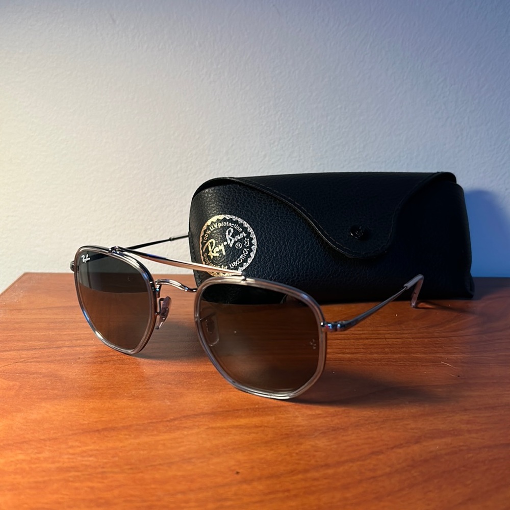 Pristine condition Ray bans | Clear frame | black lenses | great look